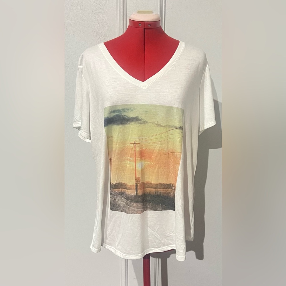 Ana A New Approach White Graphic Sunset V-Neck Women's Top size 1X